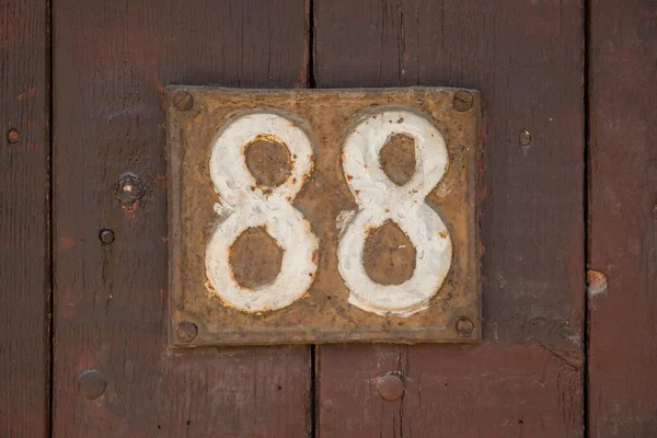 旧レトロな風化鋳鉄プレート番号88 — ストック写真