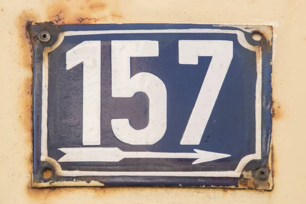 Ελαττωματική Πλάκα Σμάλτου Τετράγωνου Μετάλλου Αριθμό Οδού 157 — Φωτογραφία Αρχείου