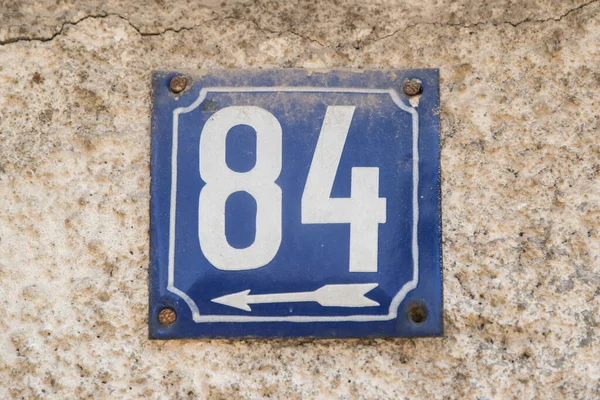 Verwitterter Grunge Quadratischer Emaillierter Metallteller Mit Der Nummer Der Straßenadresse — Stockfoto