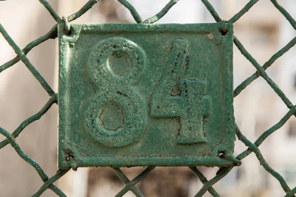 Velha Placa Ferro Fundido Retro Weathered Com Número — Fotografia de Stock