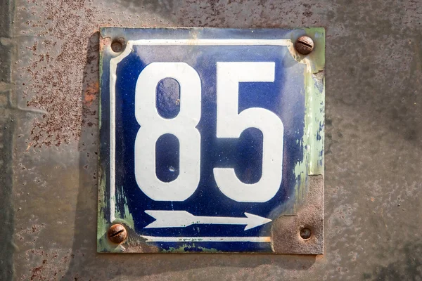 風化したグランジ正方形の金属エナメルプレートの通りのアドレスの数85白の背景に隔離された番号 — ストック写真