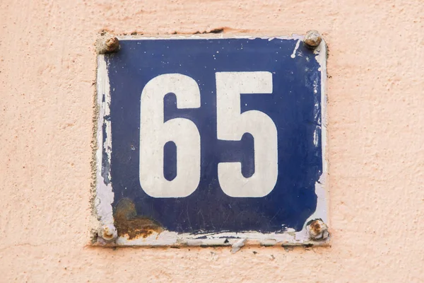 Verwitterter Grunge Quadratisch Emailliertes Metallschild Mit Der Nummer Der Straßenadresse — Stockfoto