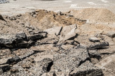 Yol onarım çalışmaları sırasında asfalt yol yüzeyi parçalara ayrıldı