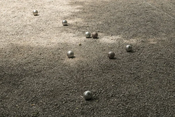 砾石地面上靠近杰克目标球的小球 — 图库照片
