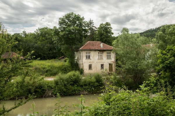 Αγροτικό Τοπίο Εγκαταλελειμμένο Σπίτι Από Ένα Ποτάμι Συννεφιασμένη Μέρα — Φωτογραφία Αρχείου
