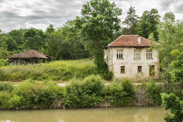 Ländliche Landschaft Mit Verlassenem Haus Einem Fluss Bei Bewölktem Tag Stockfoto