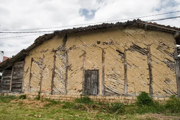 Yıpranmış Eski Ahşap Kırsal Çiftlik Ahırı Yakın Plan — Stok fotoğraf
