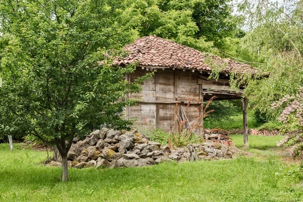 古い風化した木造農村部の納屋の閉鎖 — ストック写真