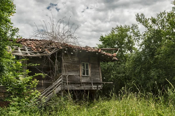 Elhagyott Omladozó Öreg Falusi Ház Közelkép — Stock Fotó