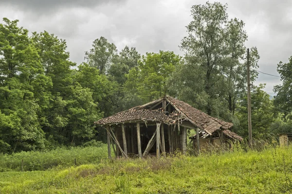 夏の日の古い農村の納屋 — ストック写真