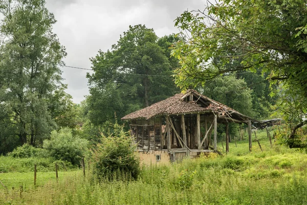 夏の日の古い農村の納屋 — ストック写真