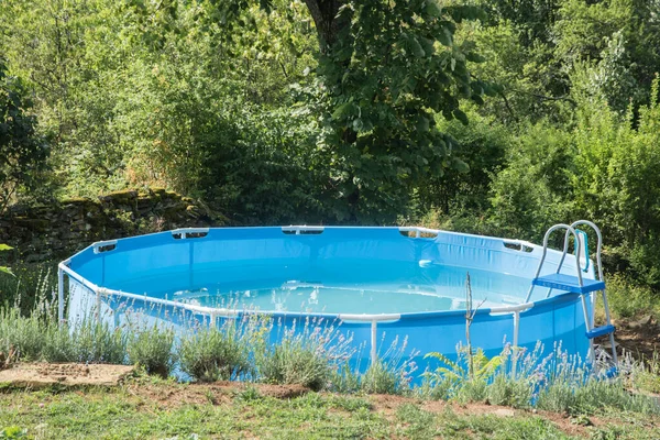 Runde Kunststoffschwimmbecken Hinterhof Eines Landhauses lizenzfreie Stockfotos