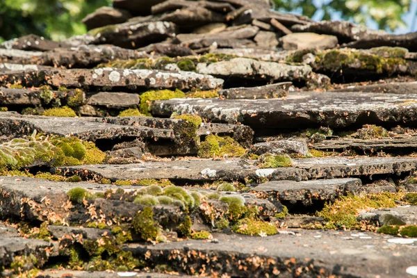 废弃乡村房屋的石板屋顶 — 图库照片