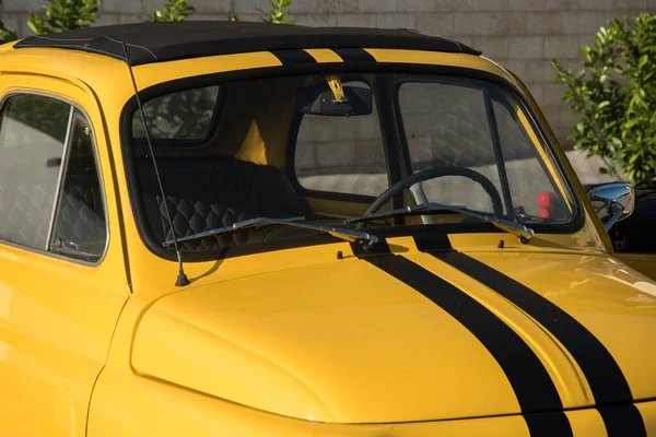 Szczegółowy Widok Przodu Żółtego Samochodu Vintage — Zdjęcie stockowe