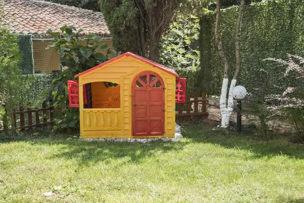 Πολύχρωμο Πλαστικό Παιδικό Σπίτι Στην Αυλή Του Κήπου Playhouse Εικόνα Αρχείου