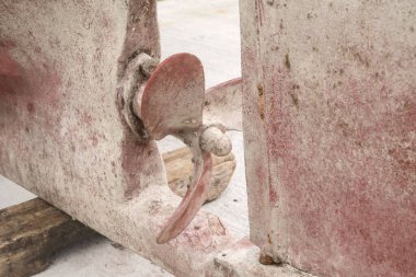 Limandaki eski balıkçı teknesinin pervanesi.