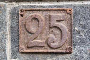 Eski püskü, 25 numaralı dökme demir plaka.