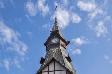 Eski evin saat kulesi mavi gökyüzü arka planına yakın.