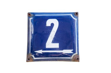 Yıpranmış kare metal plakalı sokak adresi. Beyaz arka planda 2 numara izole edilmiş.