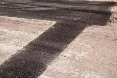 Tamir edilmiş yola yeni asfalt yama döşendi