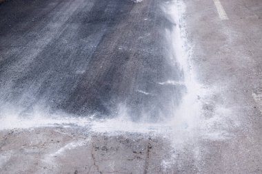 Tamir edilmiş yola yeni asfalt yama döşendi