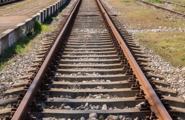 Güneşli bir günde eski tren rayları kapanır