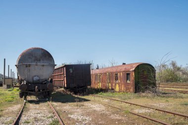 Paslı, terk edilmiş petrol tankerleri güneşli bir günde bir tarlanın ortasında