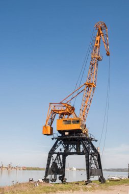 Açık güneşli bir günde Nehirdeki sanayi turnaları yükleme deposunu boşaltıyor