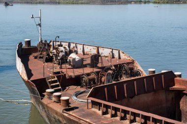 Açık güneşli bir günde nehir boyu kargo vintage mavnası