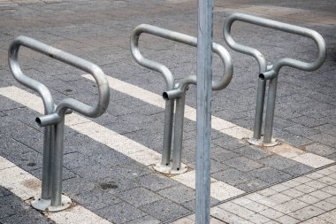 Şehir caddesinde bisiklet askısı kalın.