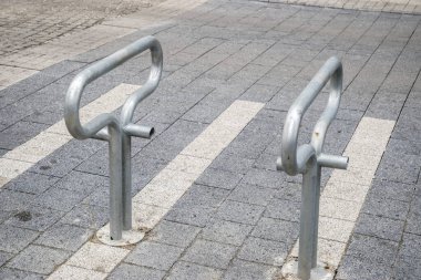 Şehir caddesinde bisiklet askısı kalın.