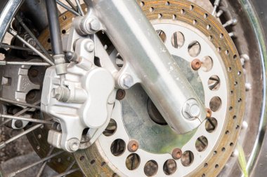 Disk frenli klasik motosikletin ön tekerleğinin ayrıntıları