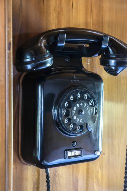 Antika duvar telefonu retro trende kapalı.