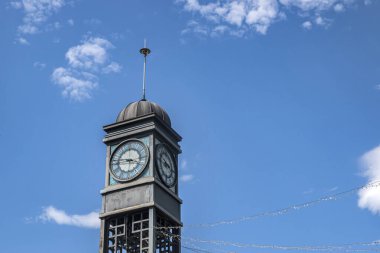 Güzel şehir saat kulesi güneşli yaz gününde kapalı.
