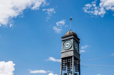 Güzel şehir saat kulesi güneşli yaz gününde kapalı.