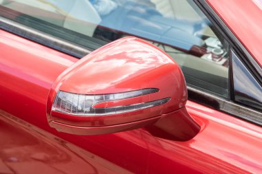 Lüks kırmızı arabanın yan aynası.