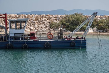 Akdeniz limanındaki Dredger gemisi güneşli yaz gününde