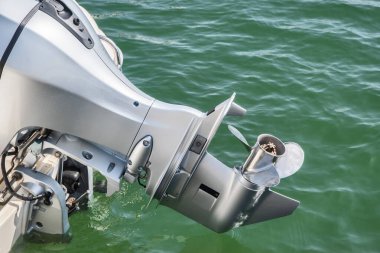 Motorun dış motorunun pervanesi deniz sularına yakın planda.