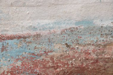 Yıpranmış eski parçalanmış kırılan balıkçı teknesi parçası fiberglastan yapılmış, grunge background olarak yakın plan.