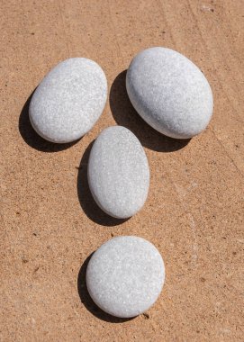 Deniz çakıl taşları komik bir insan yüzü gibi dizilmiş.