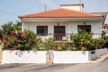 Güneşli yaz gününde küçük bir köyde Akdeniz evi