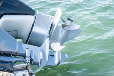 Motorun dış motorunun pervanesi deniz sularına yakın planda.