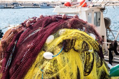 Balıkçı teknesindeki sarı balık ağı yığını