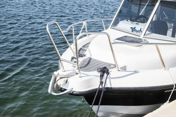 Motorun dış motorunun pervanesi deniz sularına yakın planda.