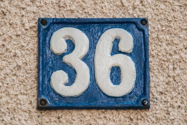 Eski püskü dökme demir plaka 36 numara.