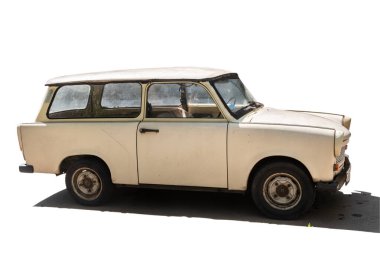 Eski model Trabant arabası beyaz arkaplanda izole edildi 