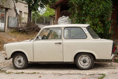 Doğu Avrupa köyünde eski Trabant arabası