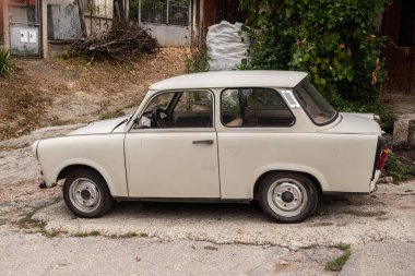 Doğu Avrupa köyünde eski Trabant arabası