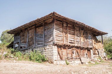 Balkan köyündeki eski ahşap çiftlik ahırı güneşli yaz gününde kapalı.