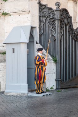 Papalık İsviçreli üniformalı muhafızlar Vatikan, Roma ve İtalya 'nın kapısında bekliyor.